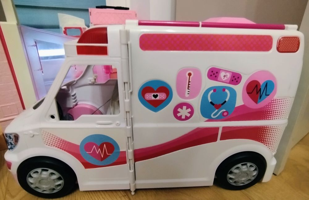 Zestaw Barbie DreamHouse + karetka + 10 lalek + mnóstwo akcesoriów