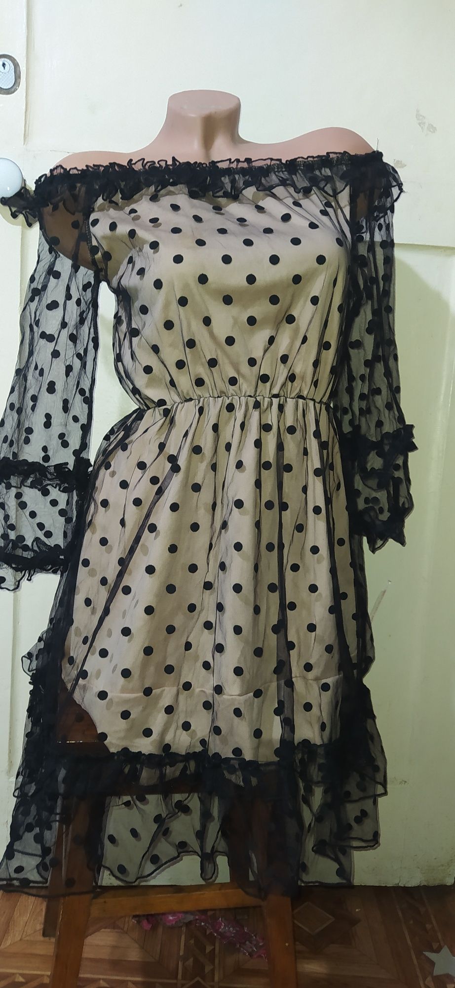 Платье с оборками с открытыми плечами в горошек
