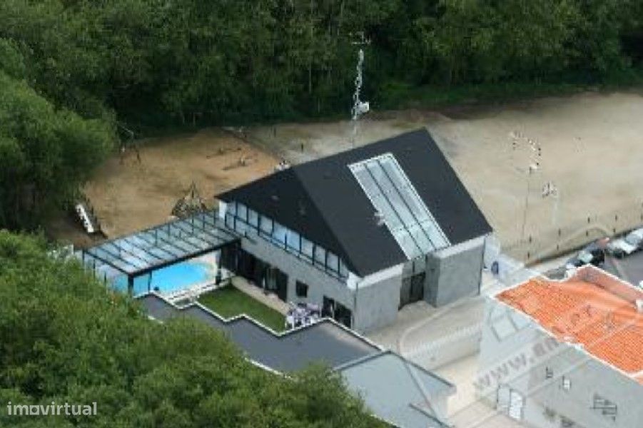 Moradia T8 com piscina e jardim à venda