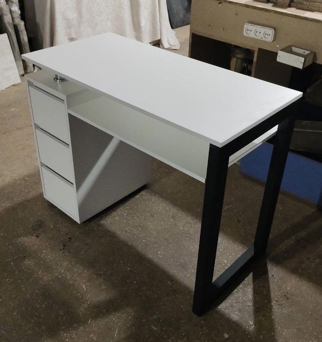 Стіл для майстра манікюру, манікюрний стіл