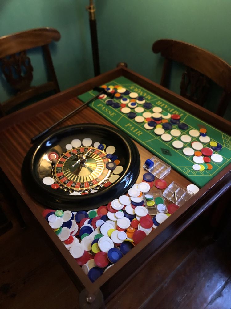 Mesa de jogos estilo Inglês com roleta russa