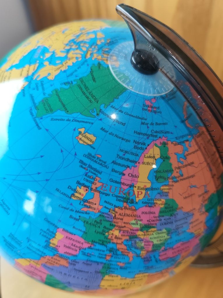 Globo Terrestre com luz em Português