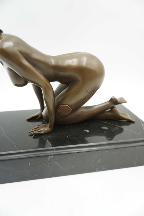 AKT naga kobieta na kolanach -figura z brązu