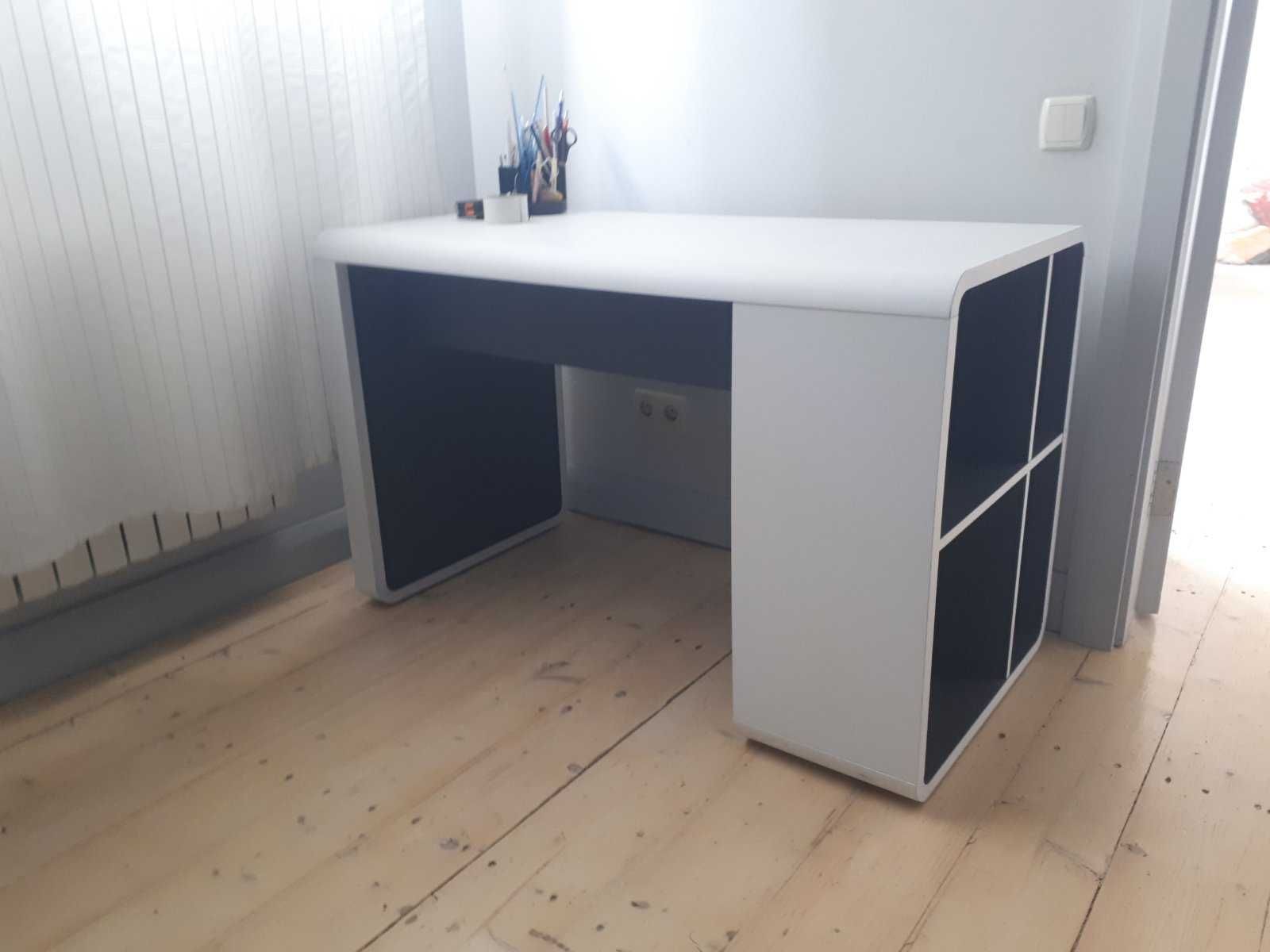 Стіл письмовий,белого кольору, фірми IKEA, піаніно чорне,немецьке