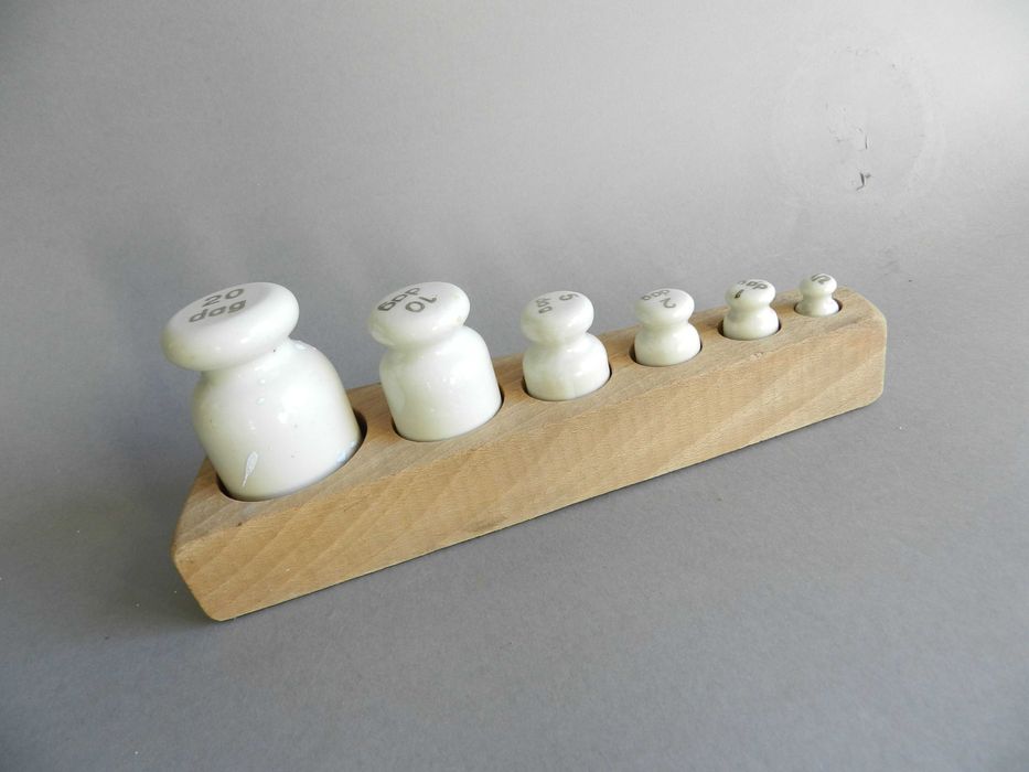 stare porcelanowe odważniki do wagi szalkowej