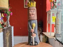 Stara duża drewniana figura Król