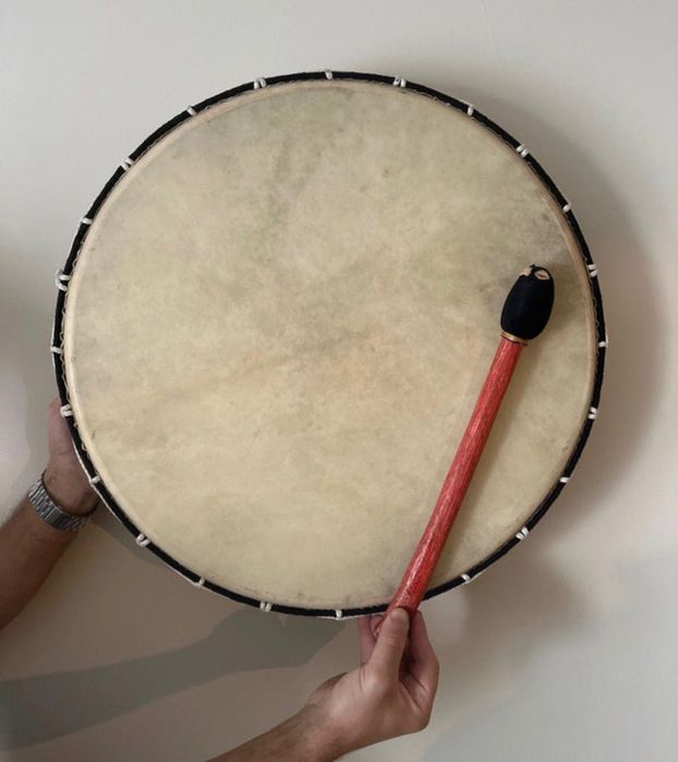 Tambor de mão com pele e baqueta
