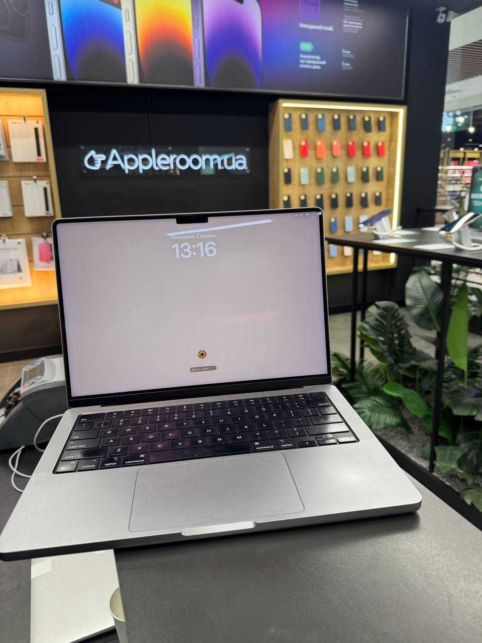 Вживаний  MacBook Pro 14, 512GB, Space Gray with Apple M1 Pro