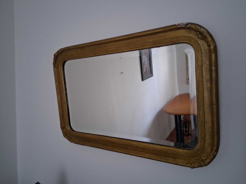 Espelho antigo com moldura dourada