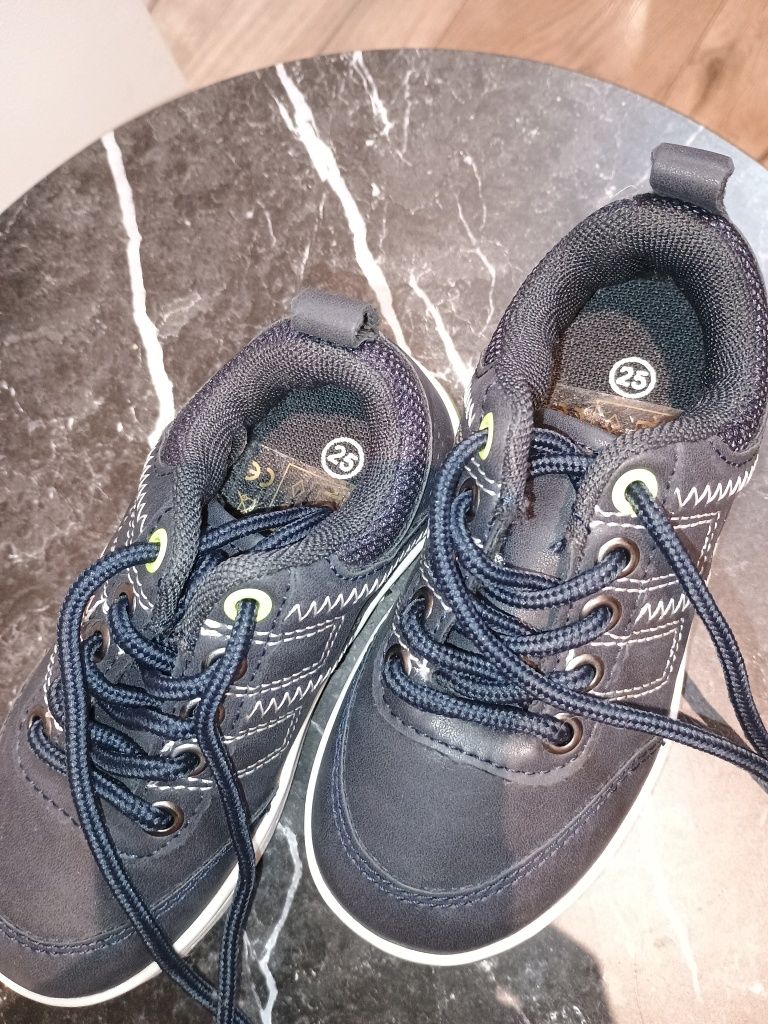 Buty sznurowane dla chłopca r. 25
