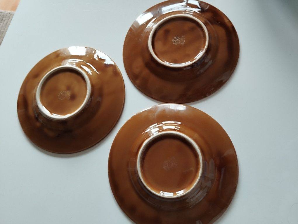 Spodki, podstawki z bialym zdobieniem, porcelit,  Tułowice