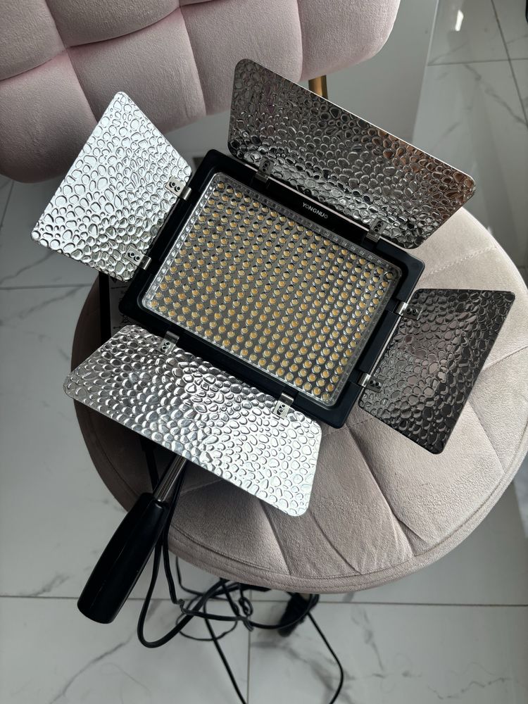 Lampa yongnuo 300 iii