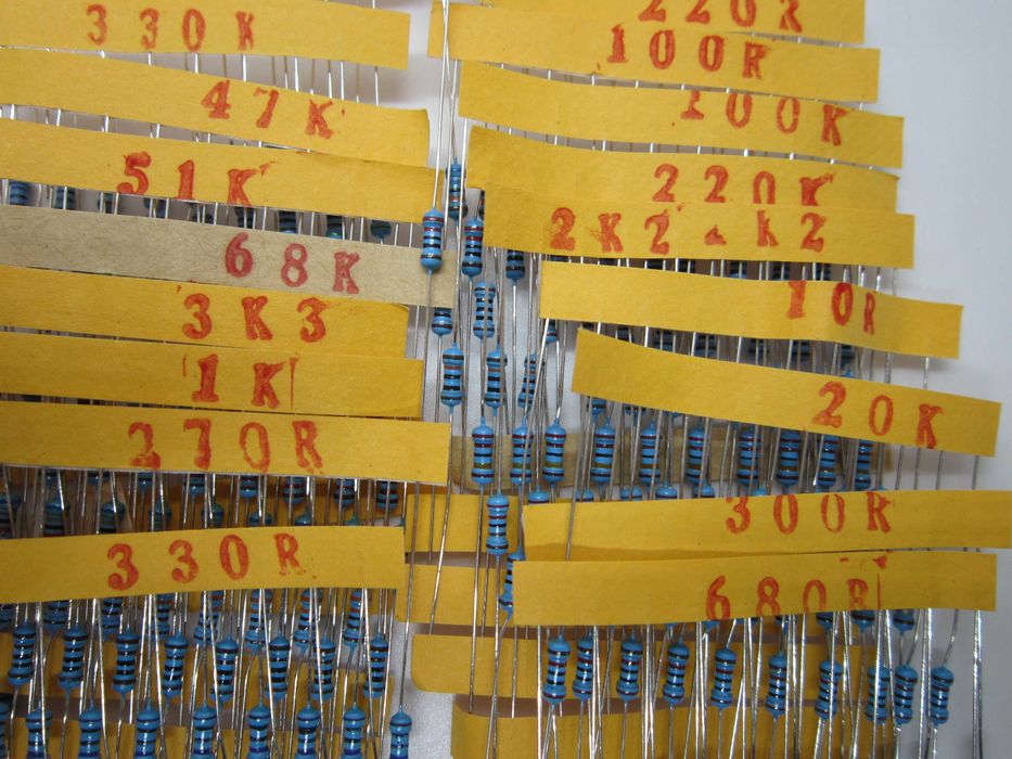 Наборы резисторов(1 Ом - 1 МОм) 300шт/600шт/820шт