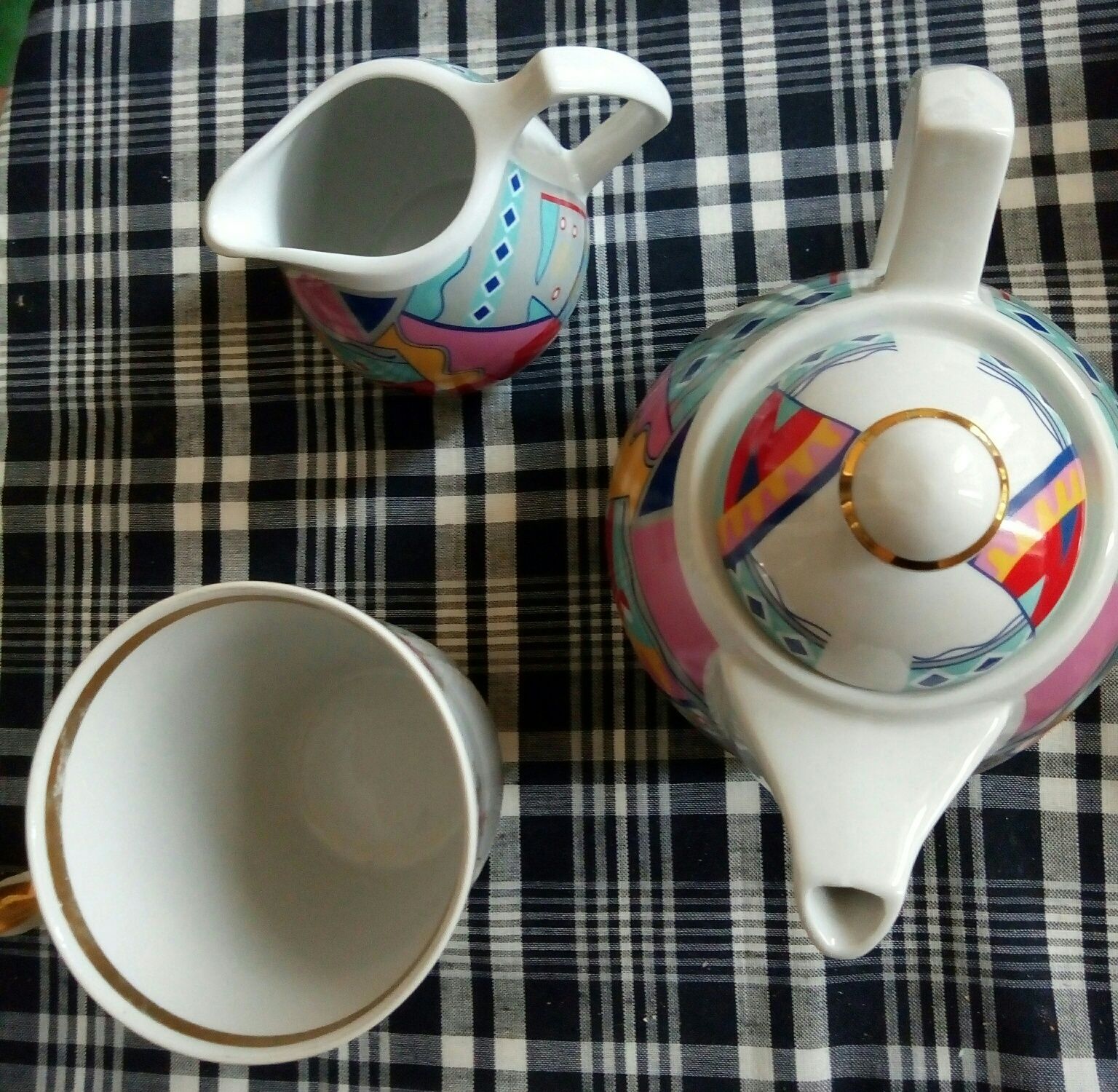 чайный сервиз Коростень: заварочный чайник, молочник, чашка.