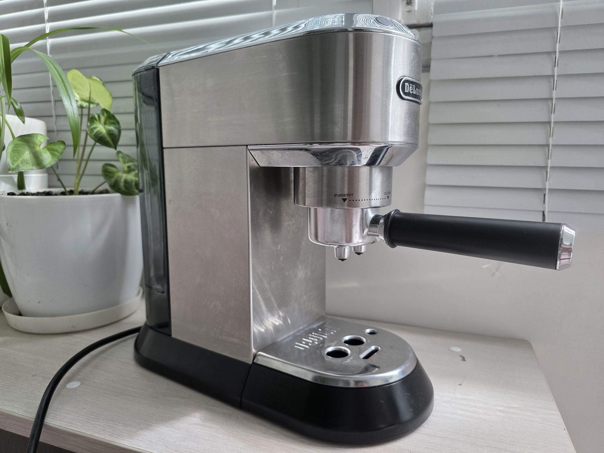 Продам Кавоварку рожкову DELONGHI Dedica EC685.M