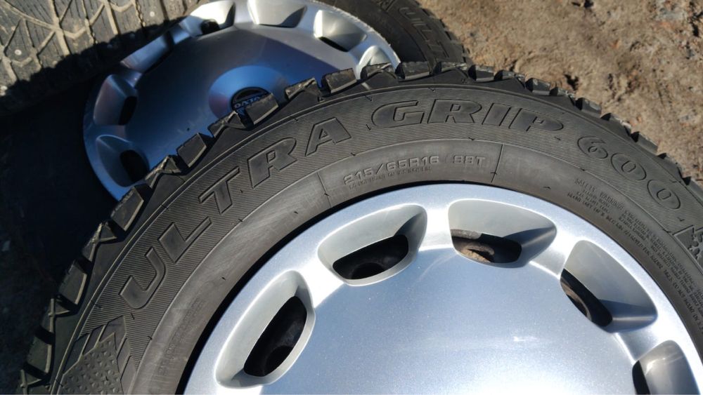 Комлект зимої резини з дисками і ковпаками 215/65/R17