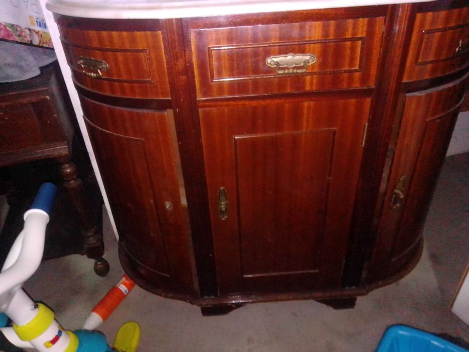 Sapateira com 3 portas e pedra por cima