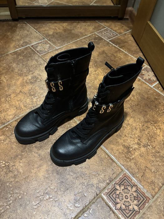 Ботинки фірми Guess