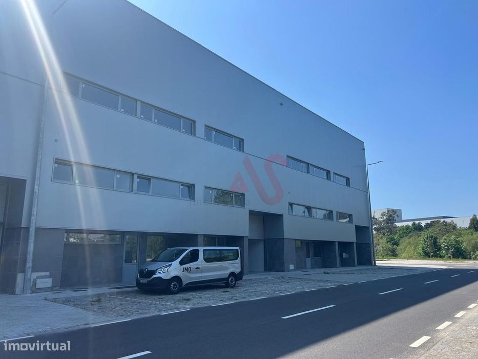 Pavilhão com licença para indústria em S. Martinho do Campo junto à VI
