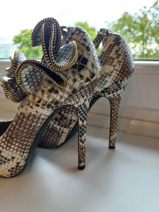 Szpilki wiązane na kostce