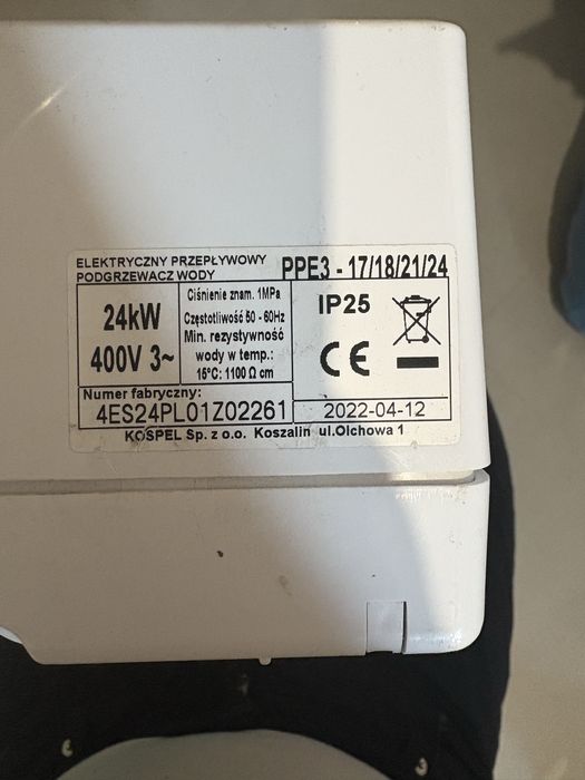 Elektryczny przeplywowy podgrzewacz wody marki Kospel.