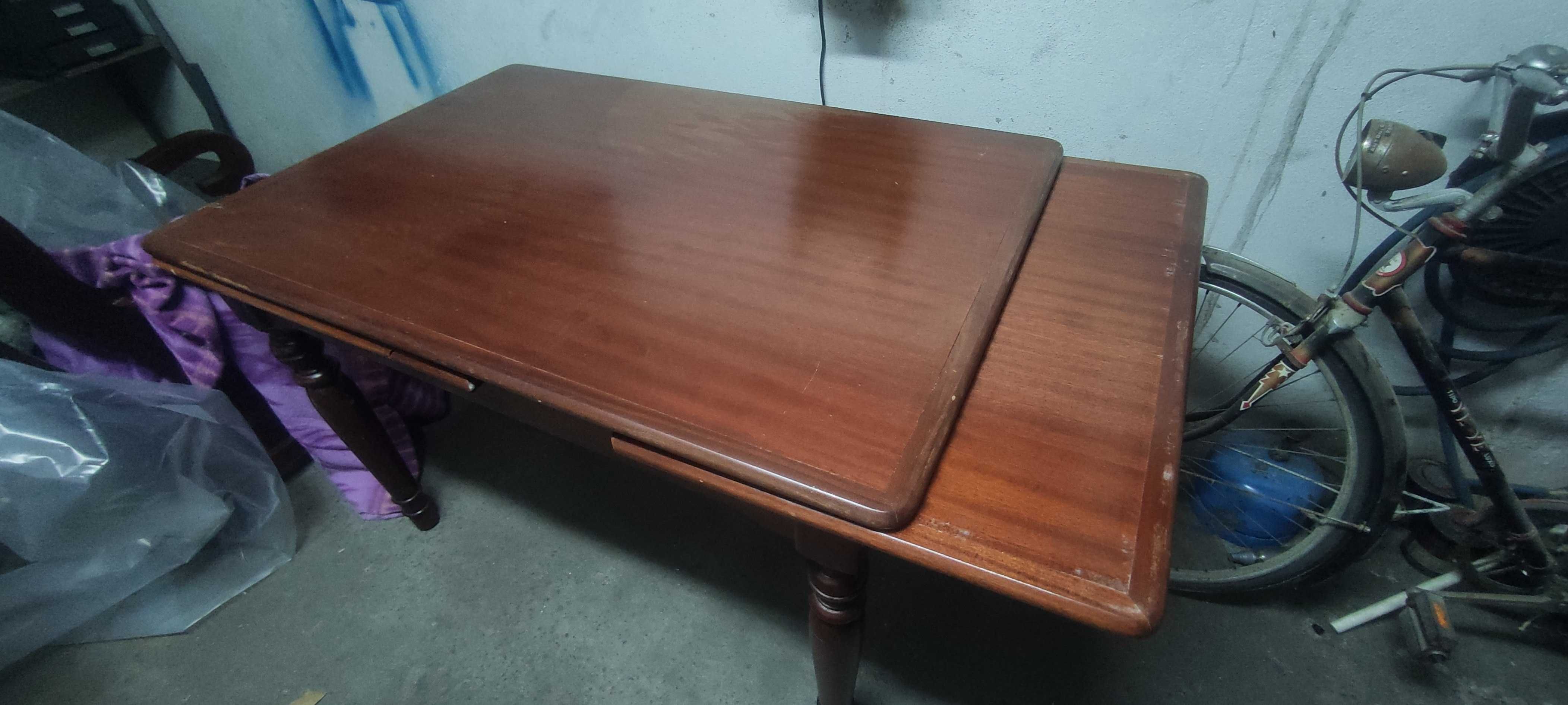Mesa de madeira envernizada com 4 cadeiras