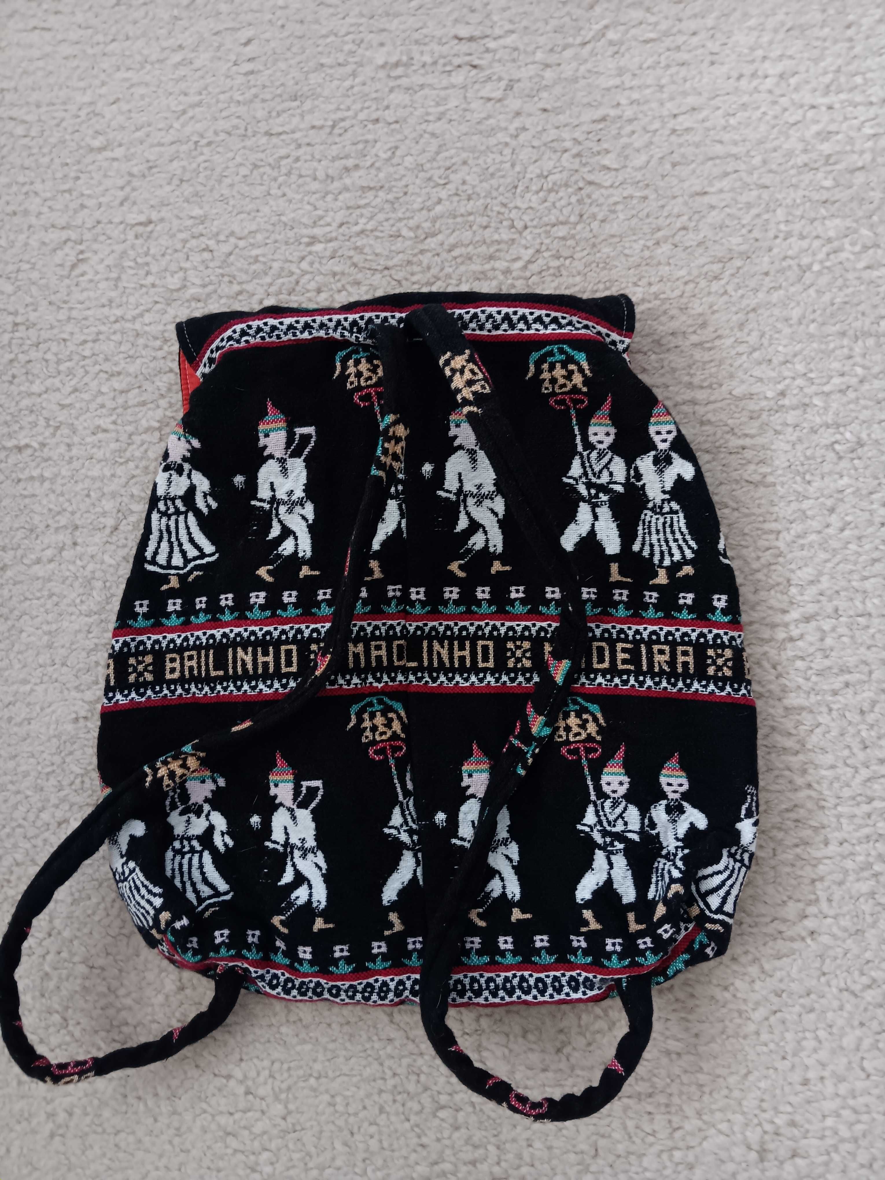 Mochila, tipicamente portuguesa, referencia a ilha da Madeira