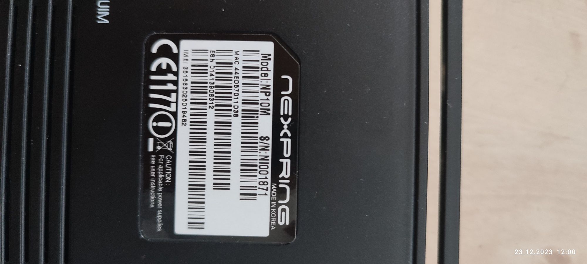 Router Nexpring NP10Mz akumulatorem i slotem karty SIM.