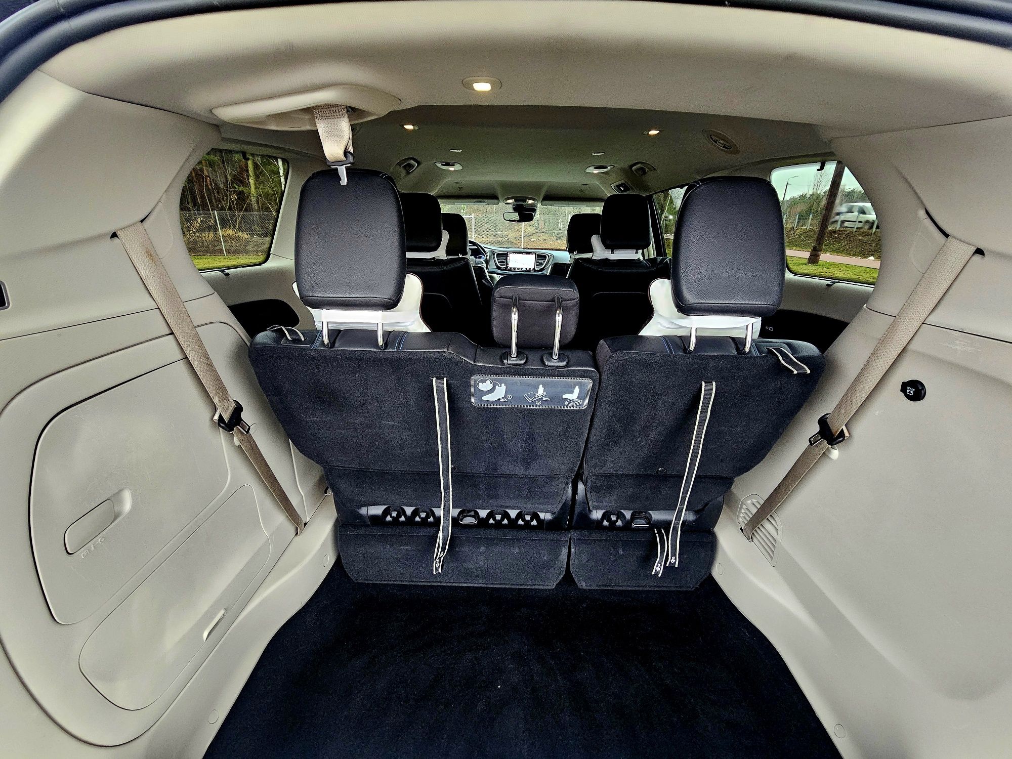 Wynajem Chrysler Pacifica 2021 Hybrid 7os. – wygoda, styl i przestrzeń