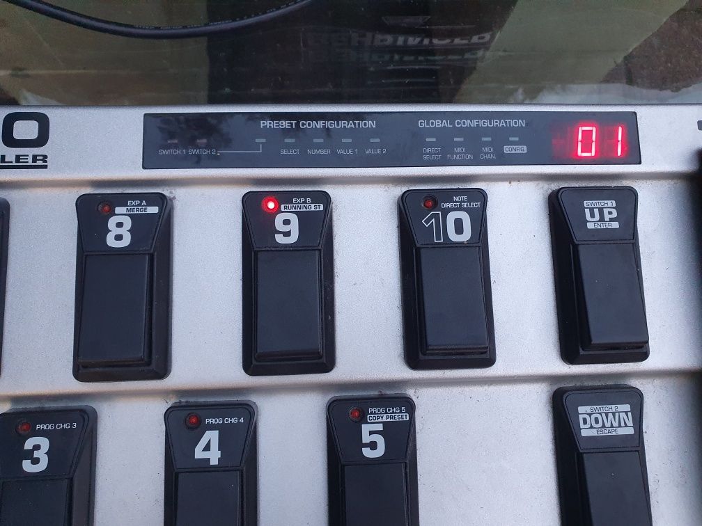 Behringer FCB1010 - kontroler nożny MIDI