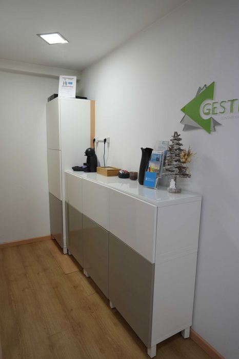 Móvel p/escritório ou arrumos