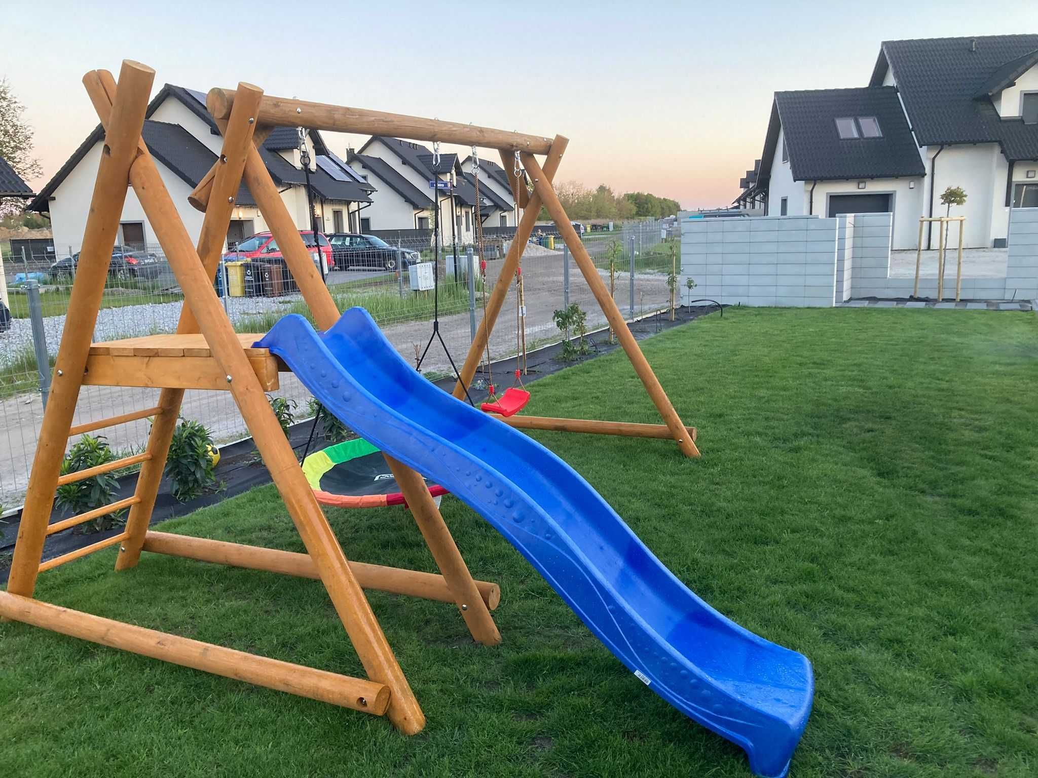 Huśtawka ze zjeżdżalnia, plac zabaw , wspinaczka dla dzieci
