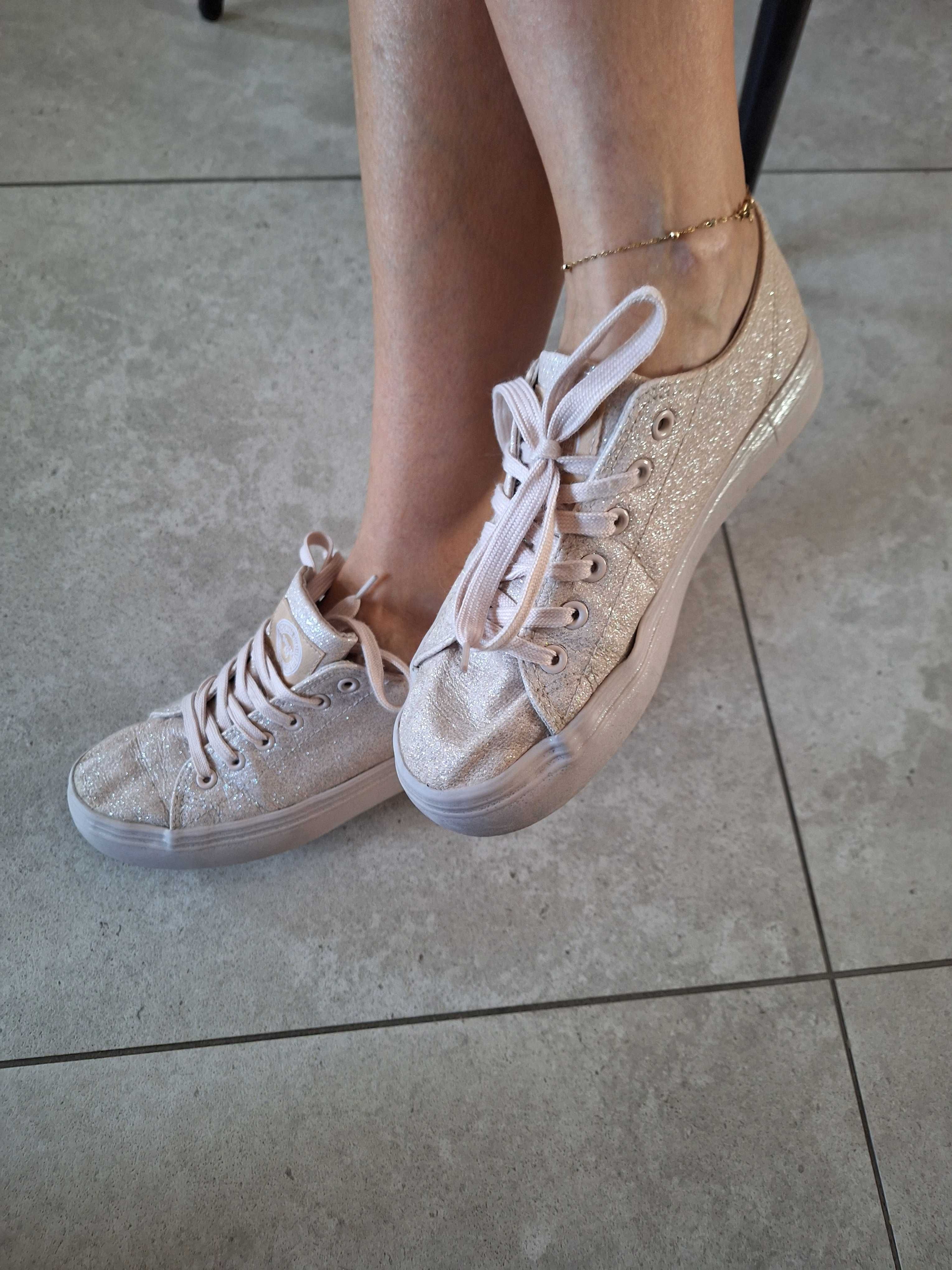 Tenisówki, adidasy damskie w kolorze pudrowego różu - rozm. 39