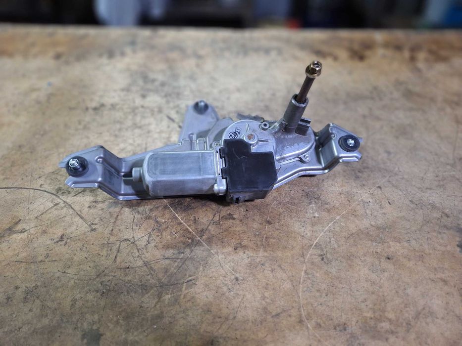 Toyota Corolla Kombi E12 silniczek wycieraczki tył OE85.130-13.120