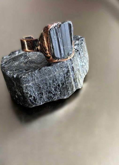 Czarny turmalin pierścionek regulowany – w miedzianej oprawie