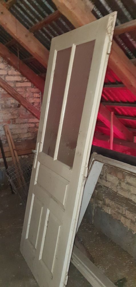 Skrzydło  drzwi  drewniane