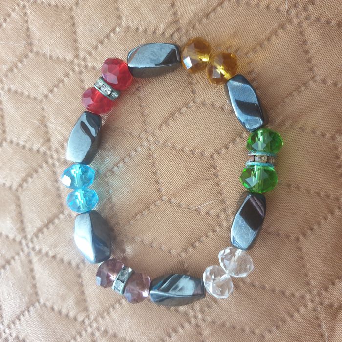 Pulseira de pedras decorativas