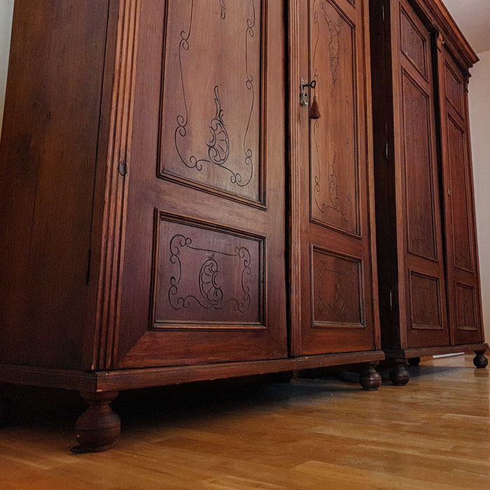 Dwie rustykalne szafy z lat 20. XX wieku - mahoń rzeźbione ornamenty