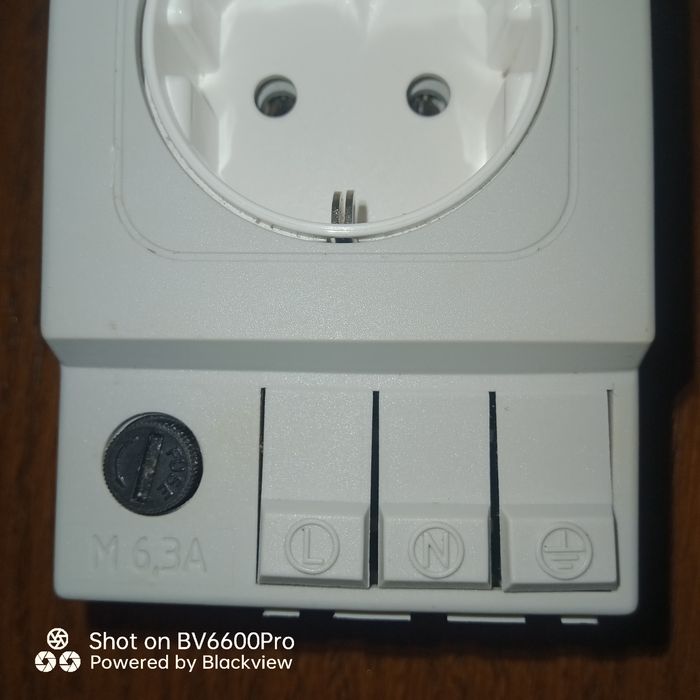 Gniazdo  gniazdko elektryczne bezpiecznik SD 035  na szynę DIN  230V
