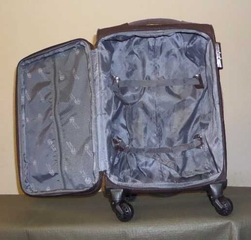 Чемодан коричневый Golden Horse,4колеса, размер корпуса 50Х35Х24/29см.