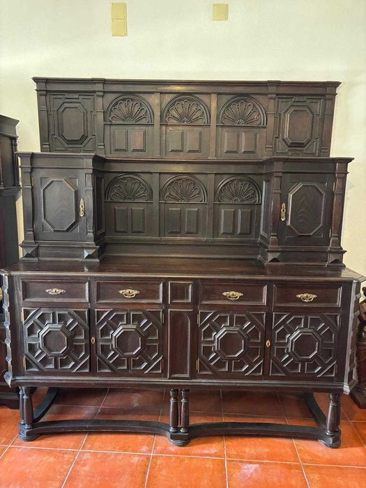 Móvel de arrumação antigo