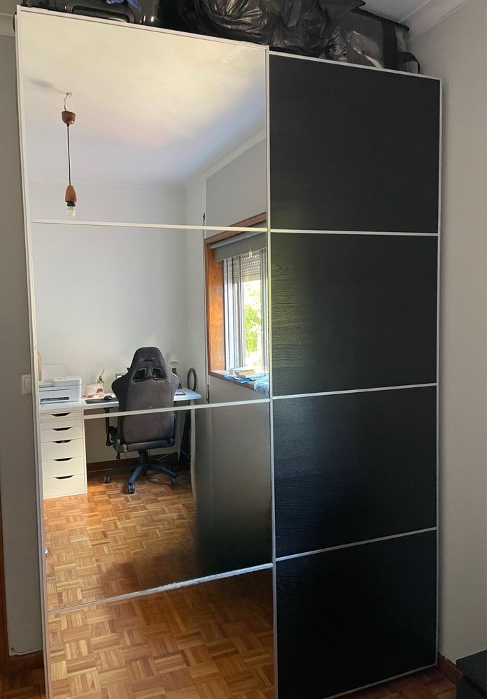 Roupeiro Pax IKEA Preto com porta deslizante de espelho 150x236cm