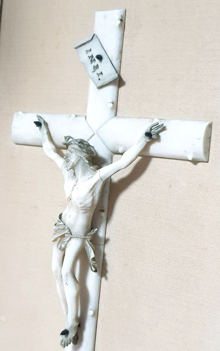 Maravilhoso raro precioso crucifixo esculpido do Sec. XVIII emoldurado