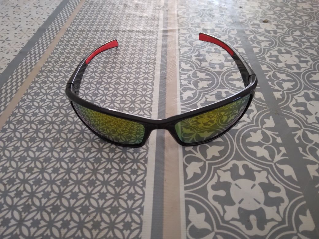 Oculos de sol espelados vermelho novos