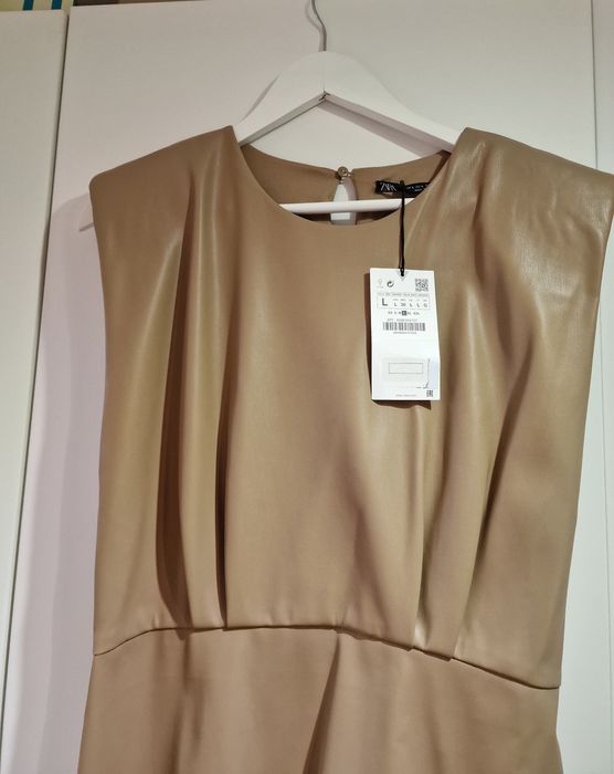 Beżowa, krótka "skórzana" sukienka Zara bez rękawów.