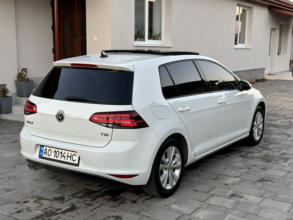 Volkswagen  Golf  2015 року.