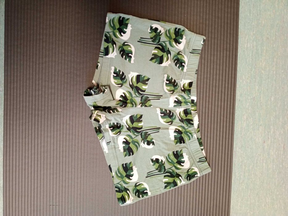 Zielone szorty w palmy – domowy luz w letnim stylu