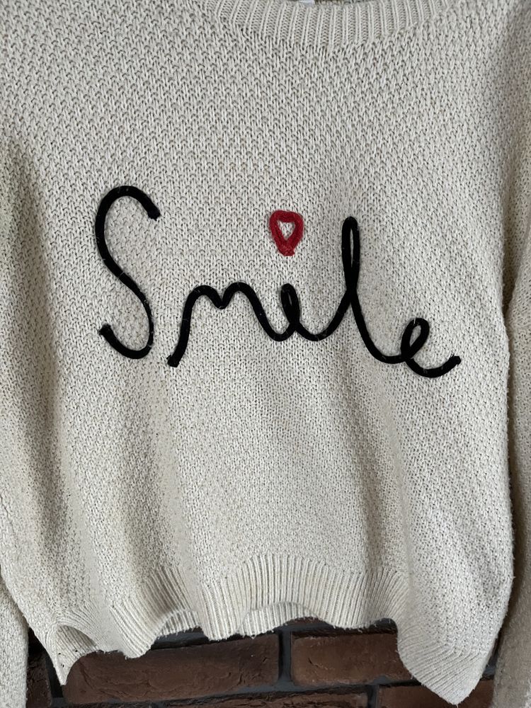 Kremowy sweter New look z napisem Smile