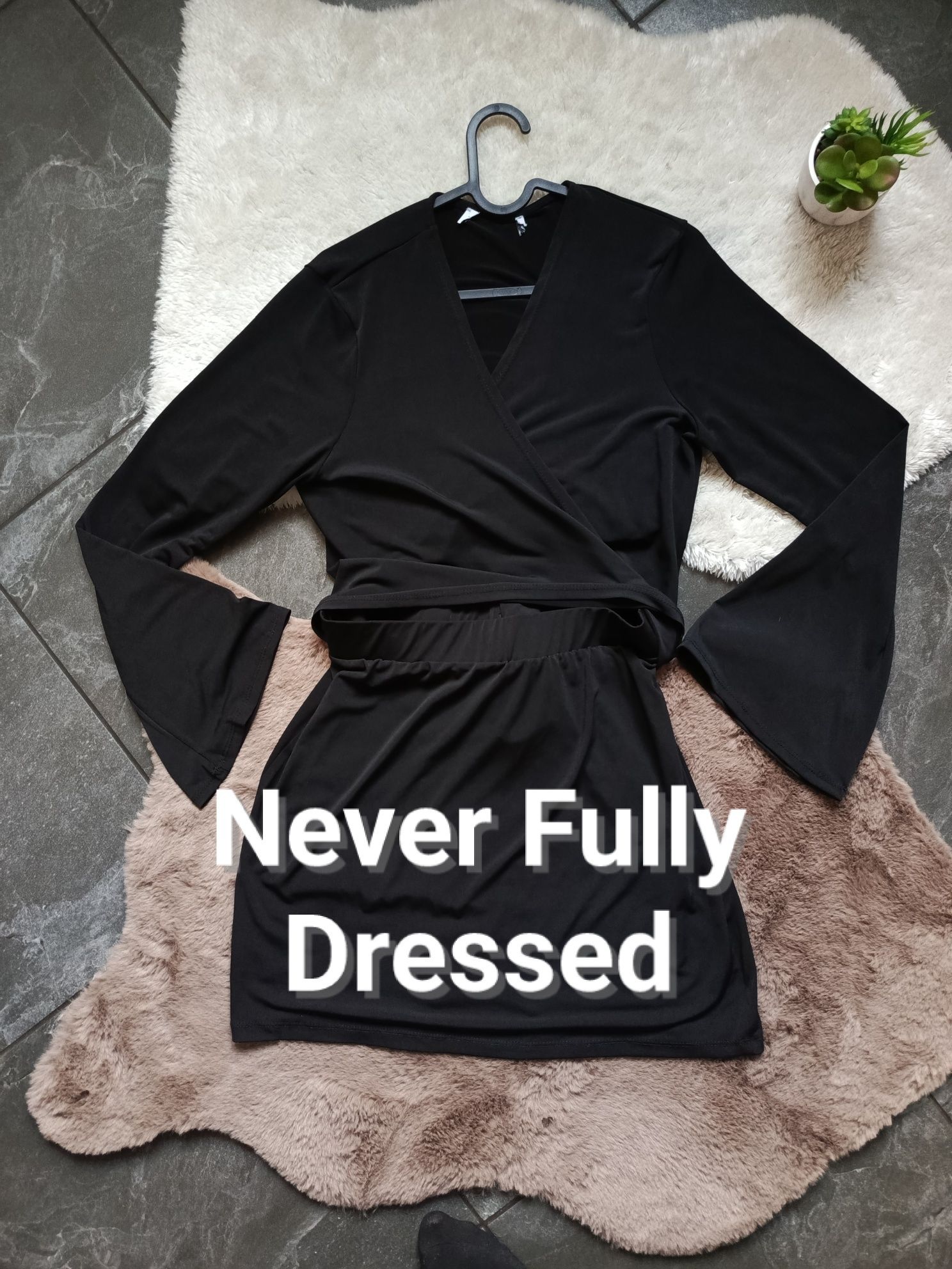 Elegancka czarna sukienka kopertowa "Never Fully Dressed", M/38