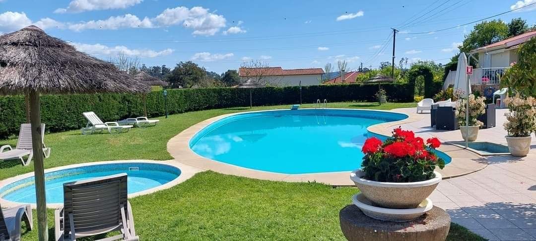 Turismo Rural no Minho, quinta com 8 quartos, piscinas e ténis em 10 m